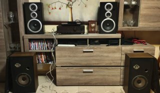 Amplificador Technics con altavoces Pioneer