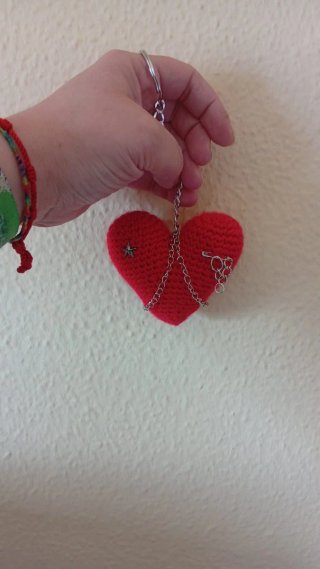 Llavero Corazón Crochet con Cadena y Pines.
