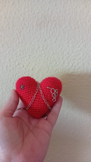 Llavero Corazón Crochet con Cadena y Pines.