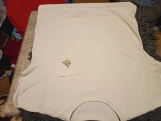 Camiseta con bolsillo bordado