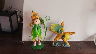Figura decorativa de metal y plástico