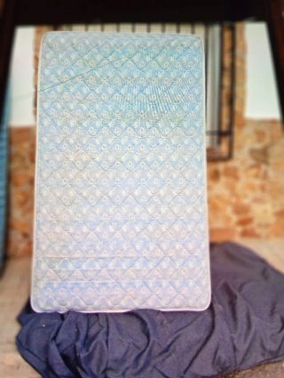 Colchón individual azul con funda