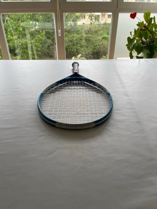 Raqueta de tenis azul y blanca