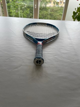 Raqueta de tenis azul y blanca