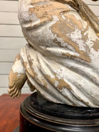 Figura religiosa antigua de madera