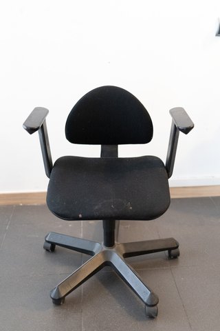 Silla de oficina giratoria negra