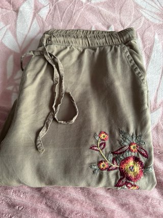 Pantalón mujer bordado taupe