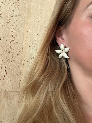 Pendientes CH Jazmín Grandes Beige/Oro