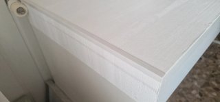 Escritorio blanco con cajones