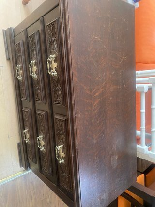 Aparador de madera con tallas