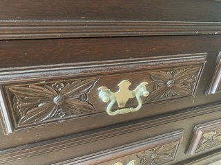 Aparador de madera con tallas