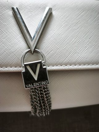 Bolso de hombro Valentino blanco y plateado