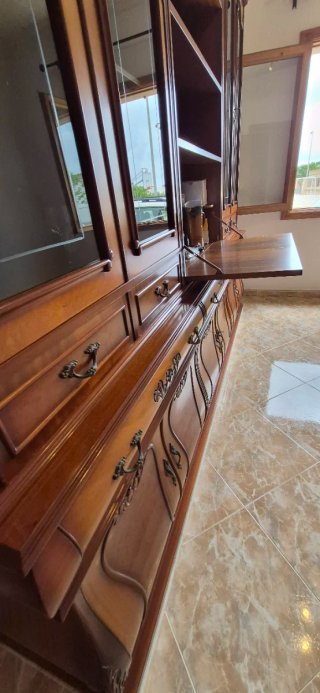 Mueble antiguo de madera y cristal