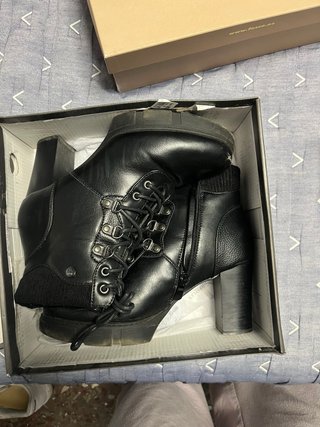 Botas negras con cordones y cremallera
