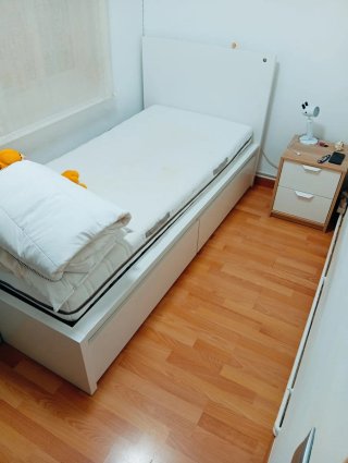 Habitación juvenil azul y blanco