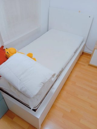 Habitación juvenil azul y blanco