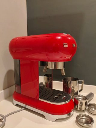 Cafetera Smeg Retro Roja (Modelo ECF 01).
