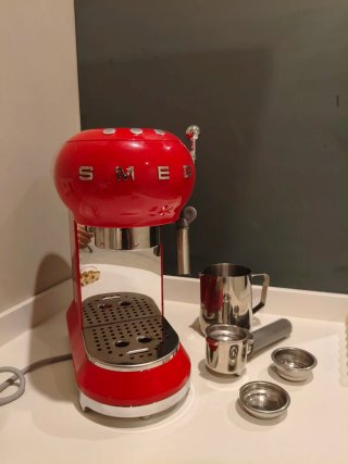 Cafetera Smeg Retro Roja (Modelo ECF 01).