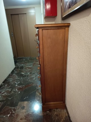 Cómoda de 7 cajones de madera