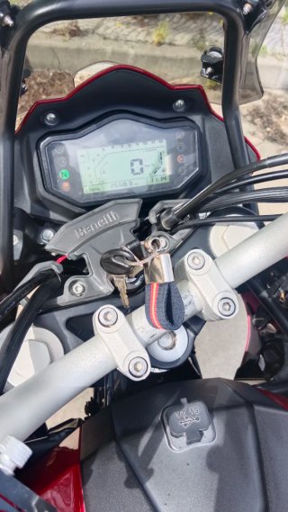 Benelli TRK 251 Roja y Plata
