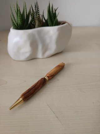 Penna in legno di ulivo con dettagli oro