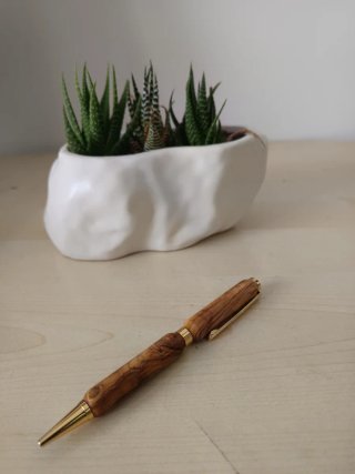 Penna in legno di ulivo con dettagli oro