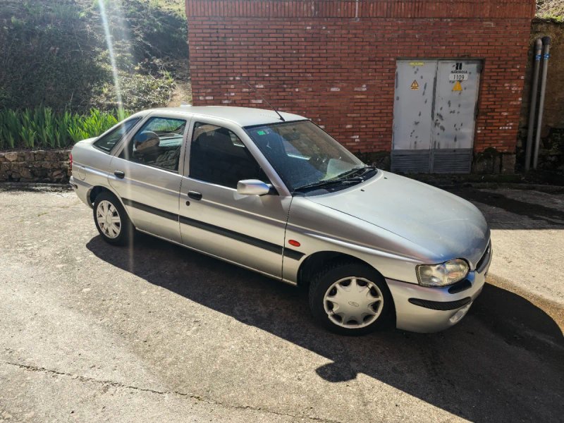 Ford Escort 1.6 16v - foto 1