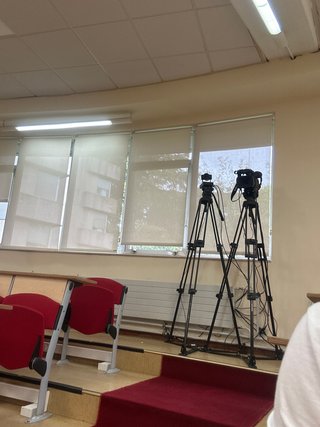 Cámaras de vídeo profesionales en trípode