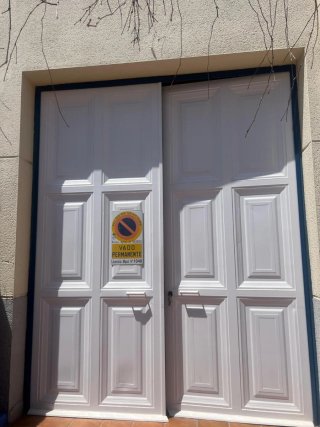 Puertas metálicas blancas