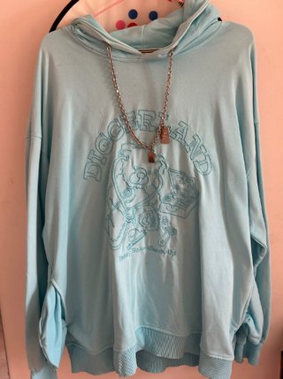 Sudadera azul con estampado de oso