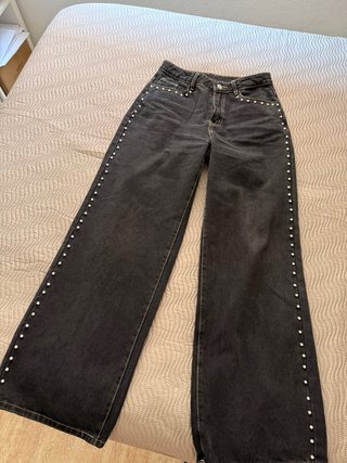 Pantalón vaquero negro con tachuelas