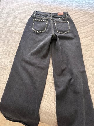 Pantalón vaquero negro con tachuelas