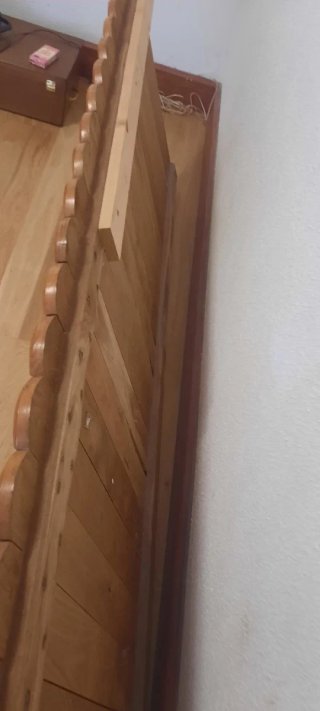Mueble de castaño con cabezal y baldas