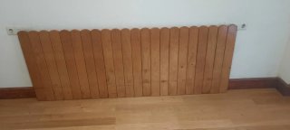 Mueble de castaño con cabezal y baldas