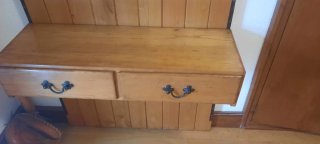 Mueble de castaño con cabezal y baldas