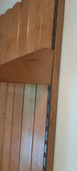 Mueble de castaño con cabezal y baldas