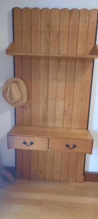 Mueble de castaño con cabezal y baldas