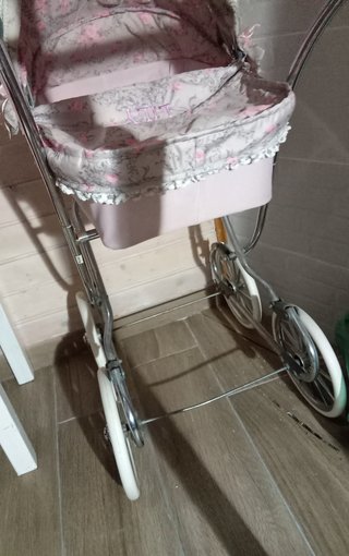 Cochecito de muñecas rosa