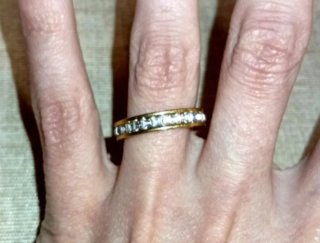 Anillo dorado con brillantes de acero