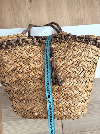 Bolso de playa de mimbre con abalorios de madera
