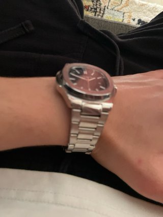 Reloj plateado y negro