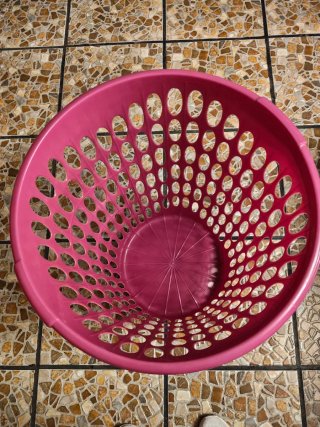 Cesto de ropa rosa de plástico