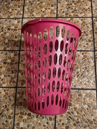 Cesto de ropa rosa de plástico