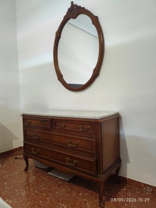 Aparador de madera con espejo y mármol