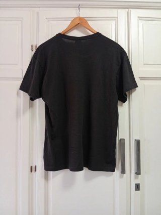 Camiseta negra estampada