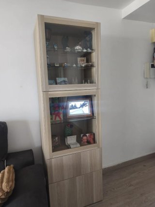 Vitrina de madera y cristal