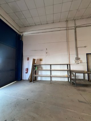 Nave industrial de 200 m2 y patio de 50 m2