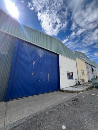 Nave industrial de 200 m2 y patio de 50 m2