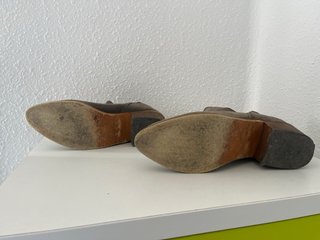 Botines grises y marrones