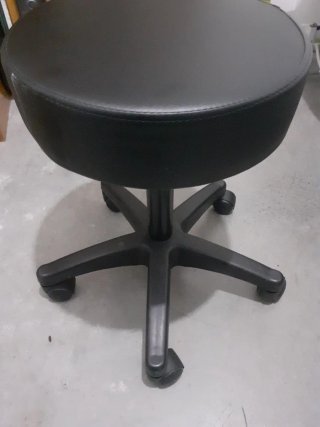 Taburete hidraúlico giratorio con ruedas